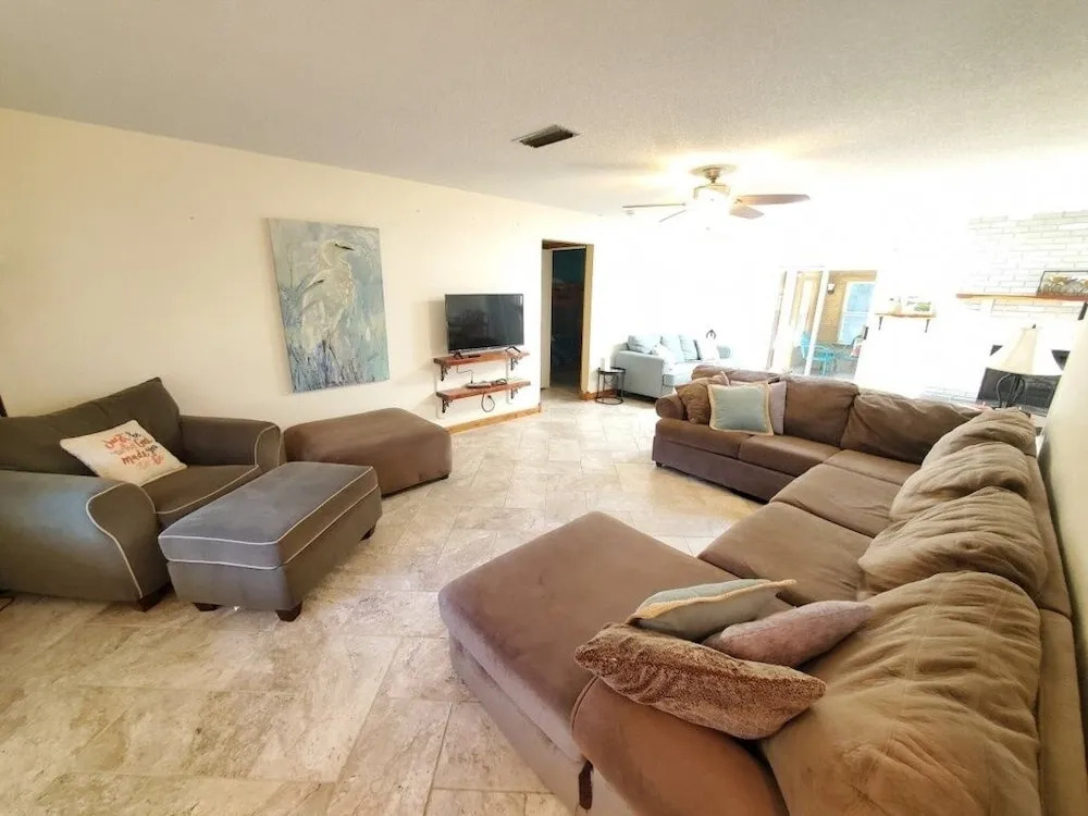 Tiki Beach Queen 3 Bedroom Home by Redawning