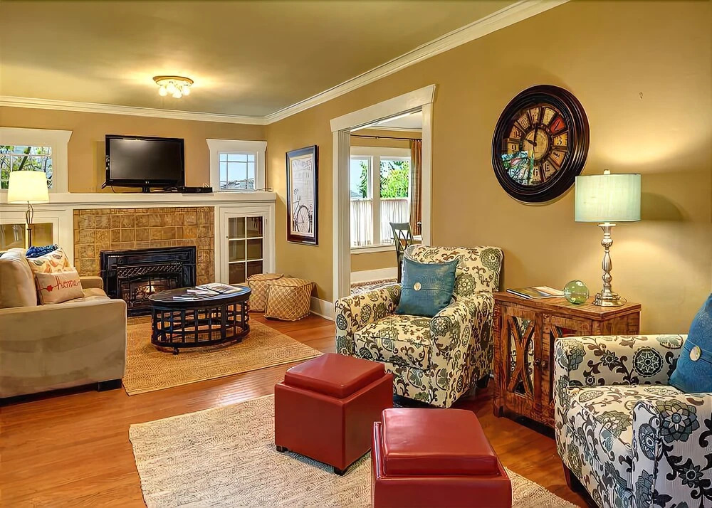 Phinneywood Bungalow - Two Bedroom Home with Fireplace