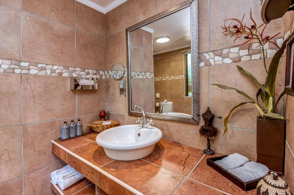 Sitatunga Guest Lodge - Sandton - Airport Shuttle - Solar & Borehole