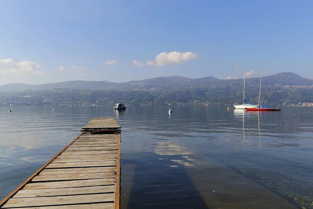 Contemporary Lakeside Villa Enjoying Direct Lake Access, Wifi, BBQ, Near Restaurant and Shop