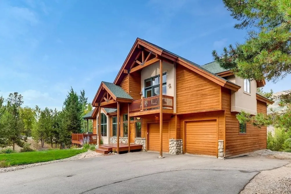 Perfect For Your Family Vacay With Private Hot Tub! 4 Bedroom Home by RedAwning