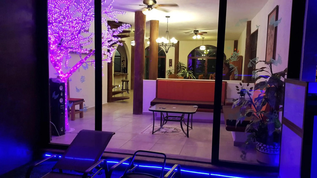 CASA PRIVADA CON ALBERCA VOLADA