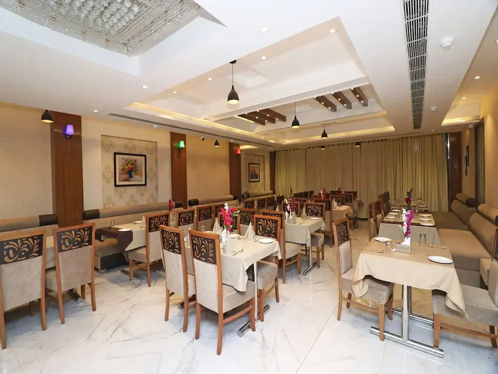 OYO 25076 Omang Hotel