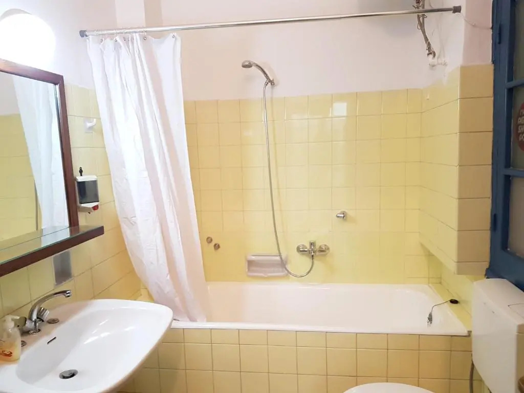 Errathens Aegean Apartment - Athens Center, 5 BD, 2 BATH