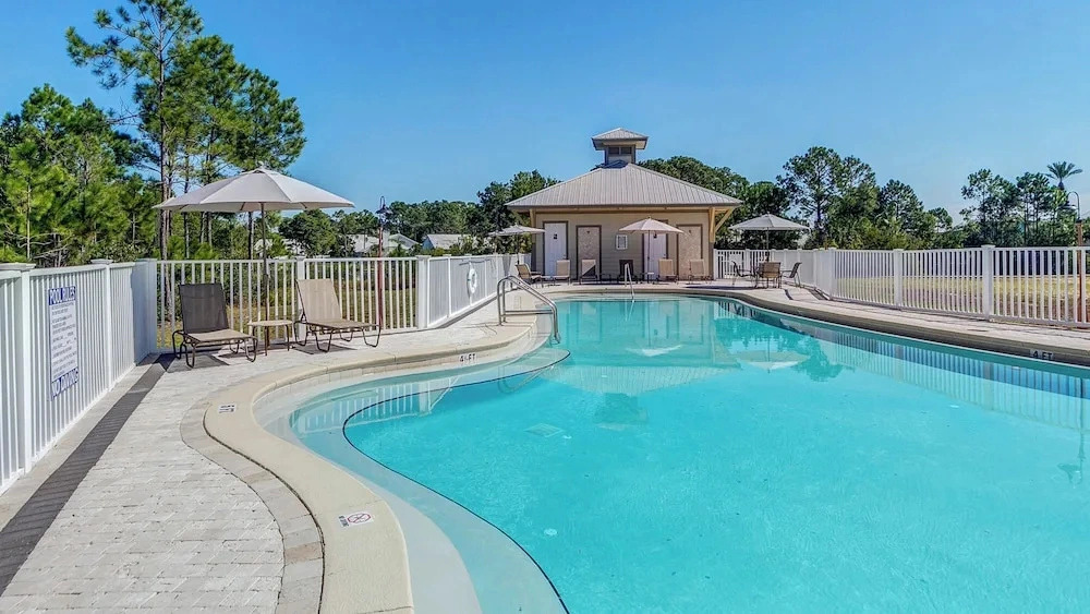 3BR Condo Near Peaceful Lake w/ Large Pool, Close to Beach