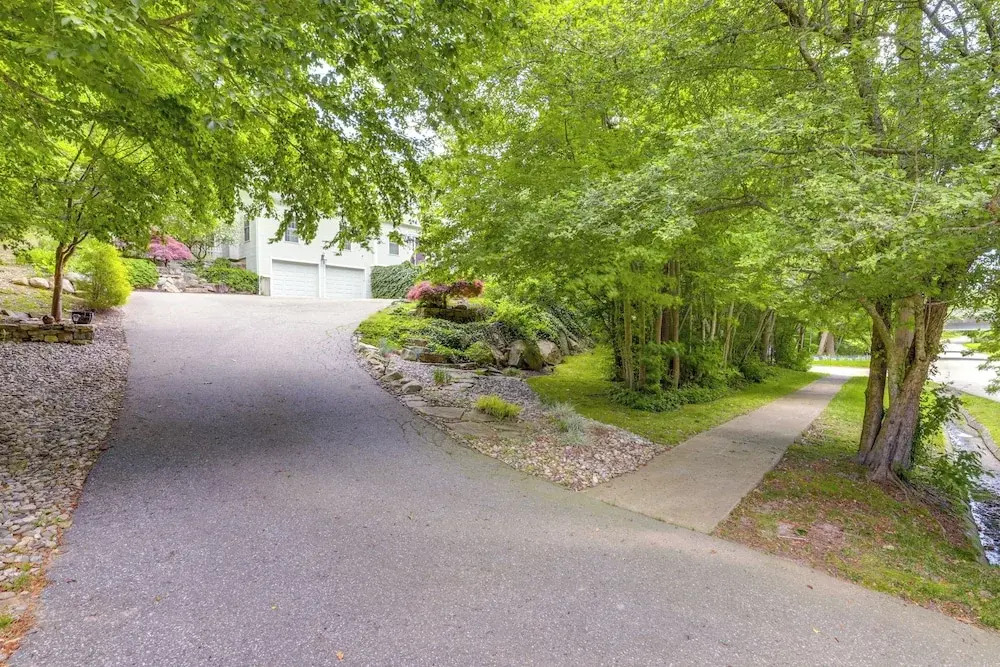 Mystic Retreat W/ Patio & Grill: Walk To River!