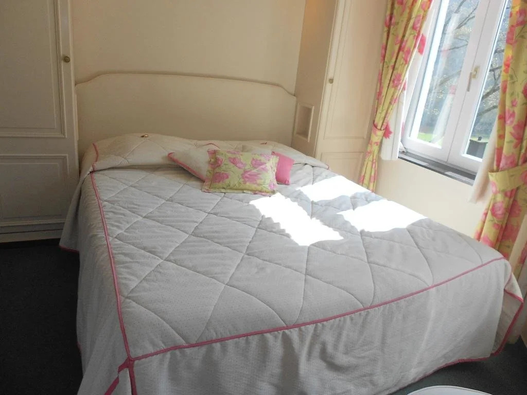 Hotels Aux Roches Fleuries