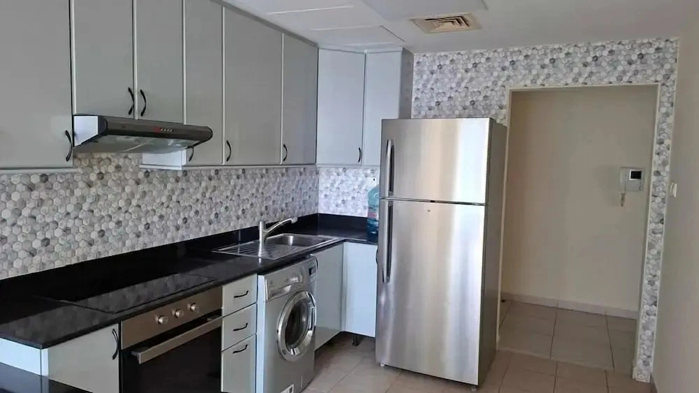 Spacious 2 bedroom Apt Near Marina Tram