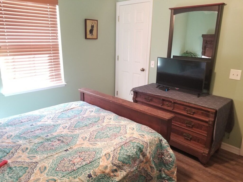 Three Bedroom, 2 Bath With Amazing Views From Balcony - Hidden Treasure