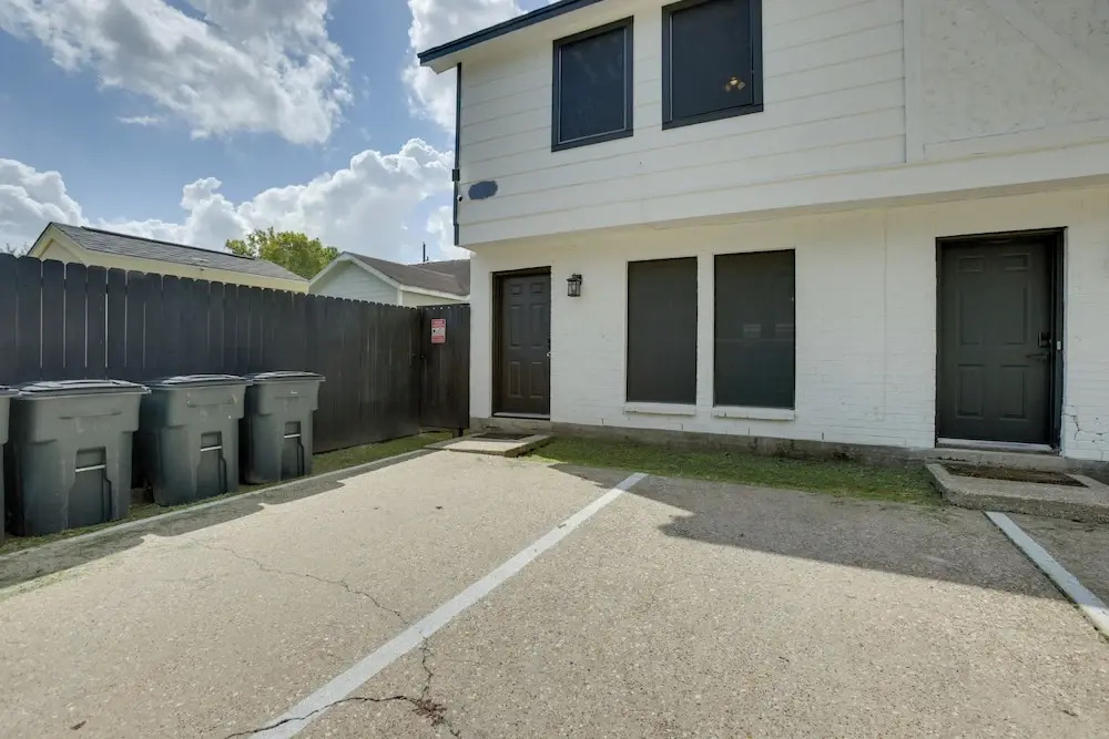 Pets Welcome! Humble Townhome 4 Mi to Airport