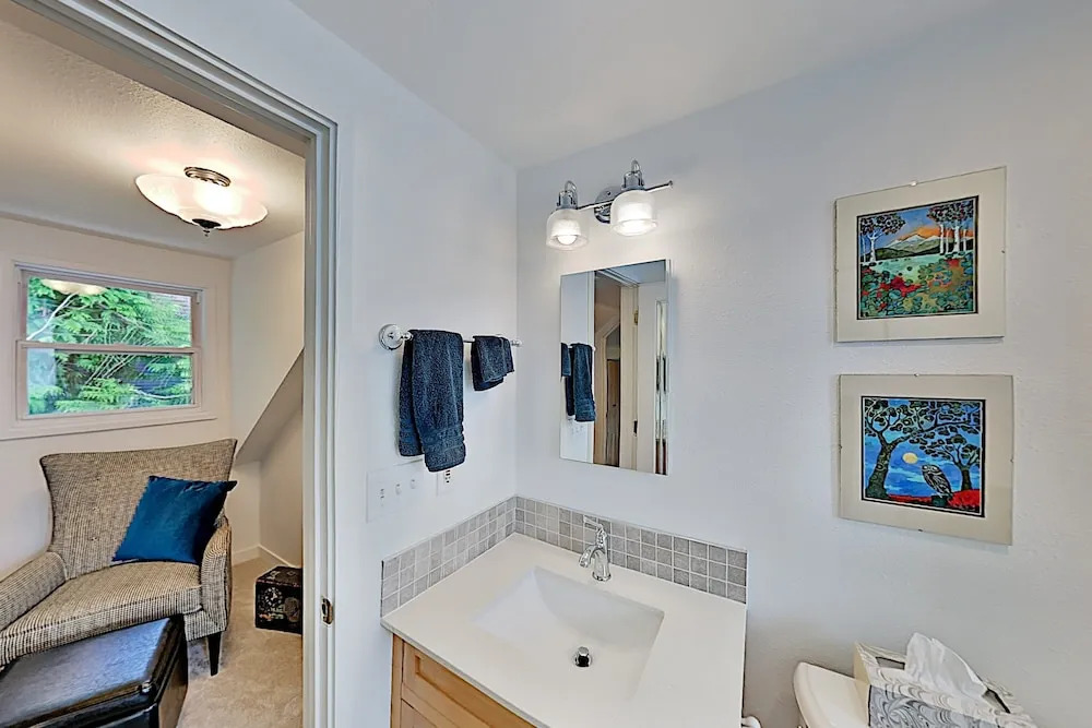 Charming - Blocks To Dining, Shops, Parks 3 Bedroom Home