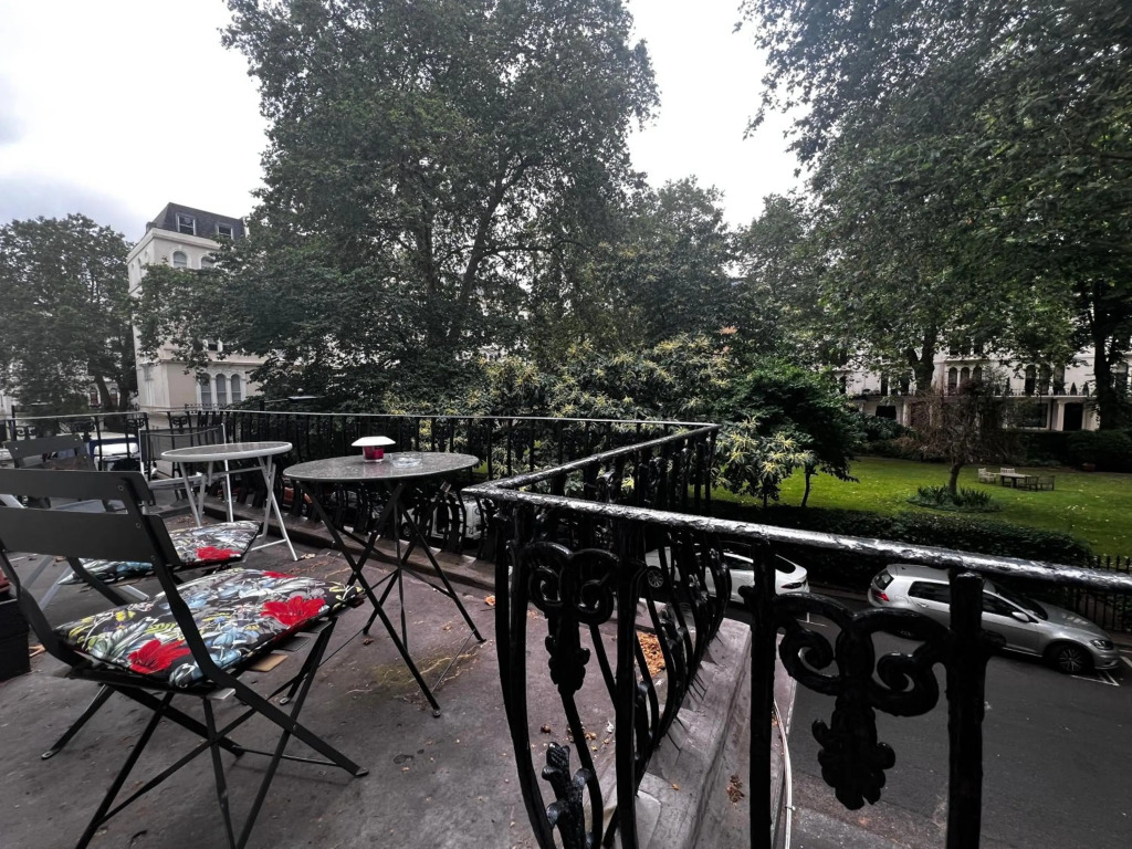 Hyde Park Studio Apartment With Private Terrace