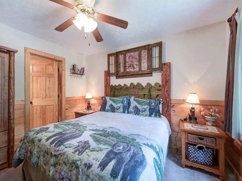 Artistic Mountain 2 Bedroom Home with Hot Tub