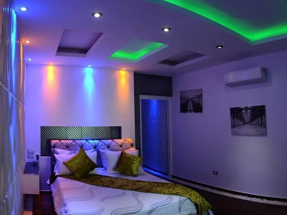 Luxury 14 Bedroom Villa Walking to Clubs/beaches!