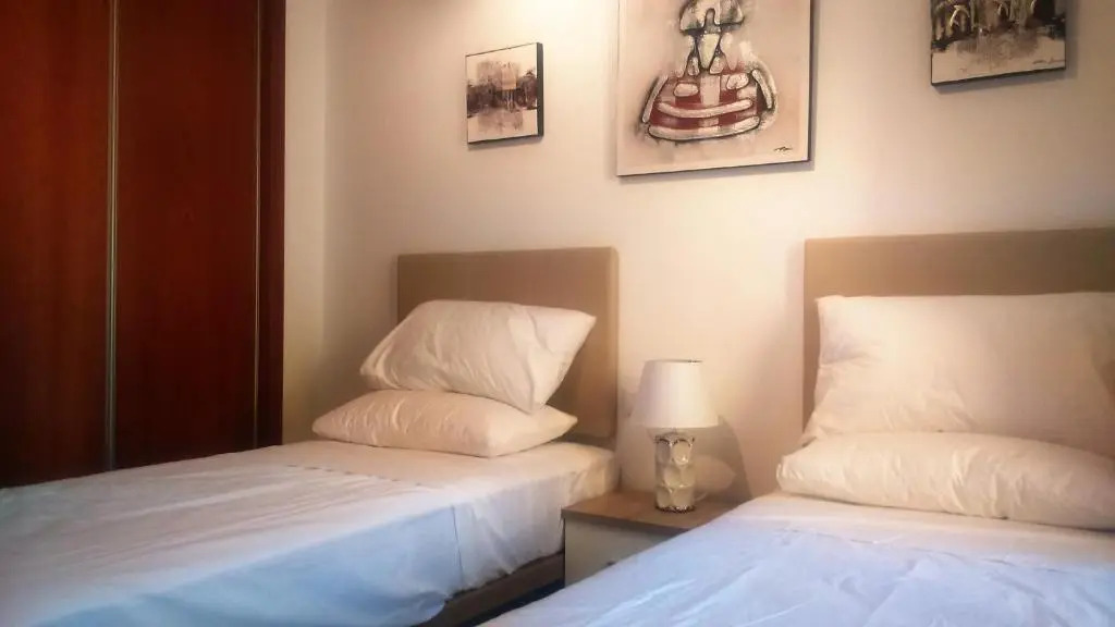 Beautiful 3 bed, 2 bath modern apartment