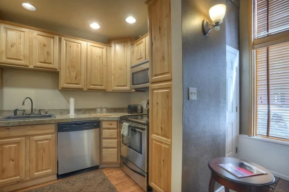 Jarvis Condo 109