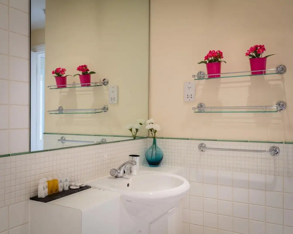 Large 1-bedroom Right Next to Oxford Street