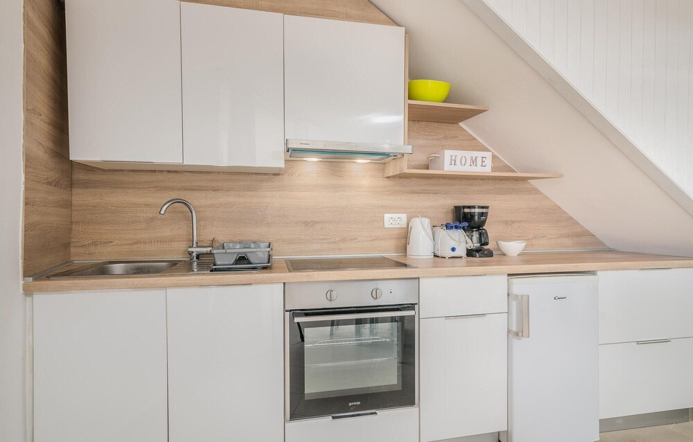 2 Bedroom Cozy Home In Dobrinj