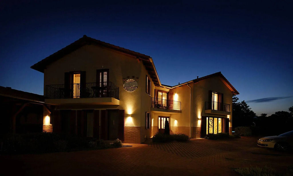 Hullám Villa B&B