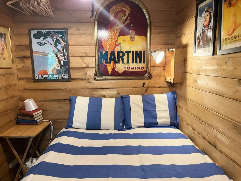 Retro Lodge nr Dartmoor with hot tub & opt sauna