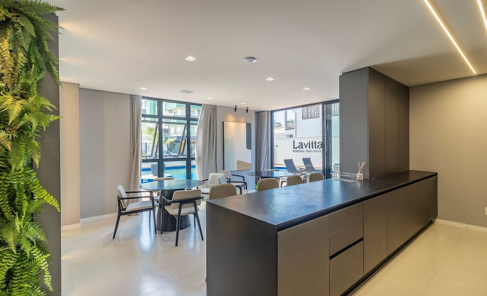 Condominium w/ Pool, 450 m fr/ the sea and 650 m fr/ Beto Carrero World - Lavs