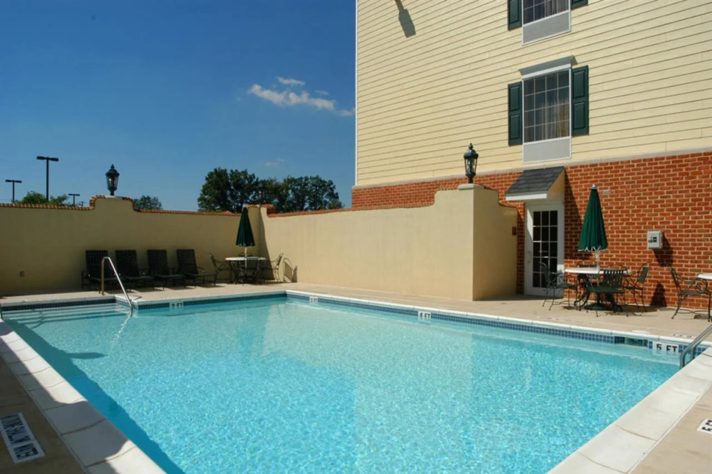 Hampton Inn & Suites State College at Williamsburg Square
