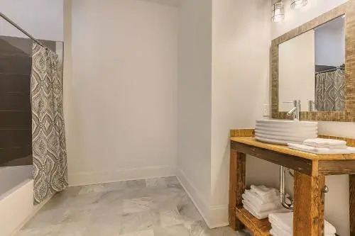 Luxury Loft-Style 3BR Townhouse by Hosteeva