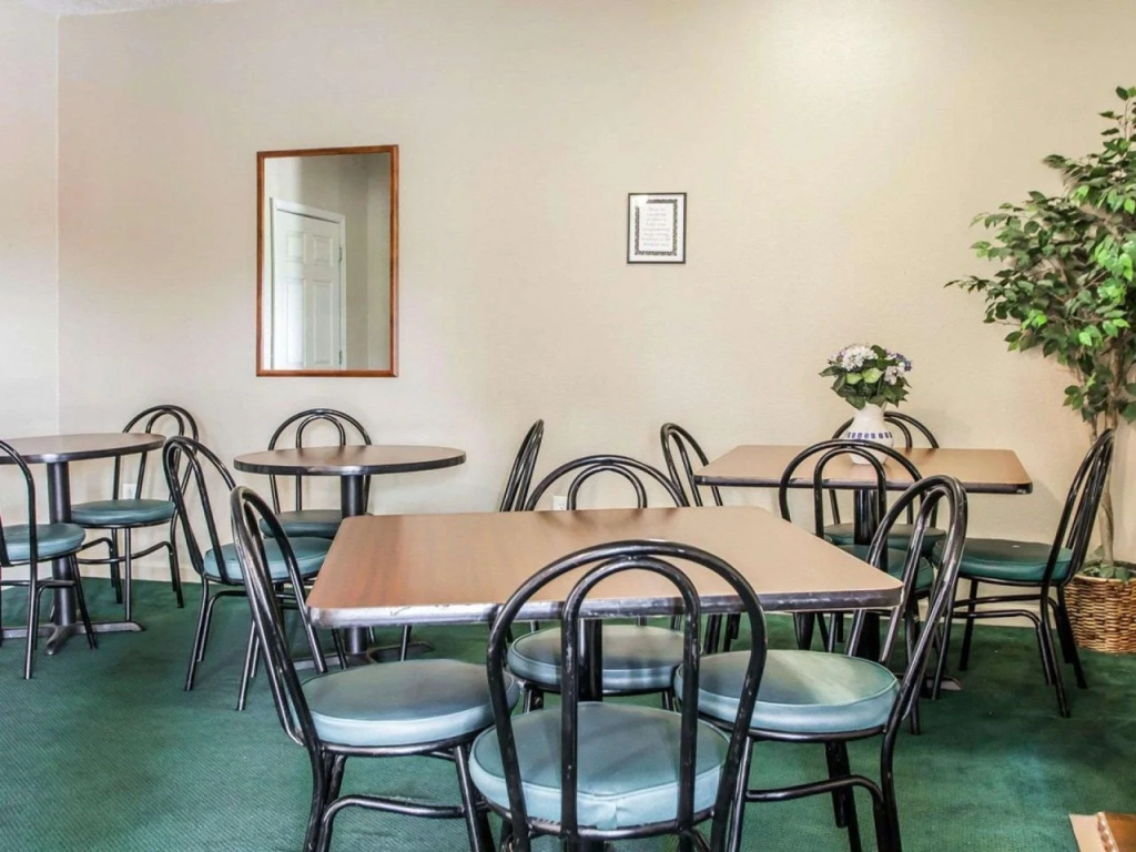 Econo Lodge Inn & Suites Granite City - St Louis