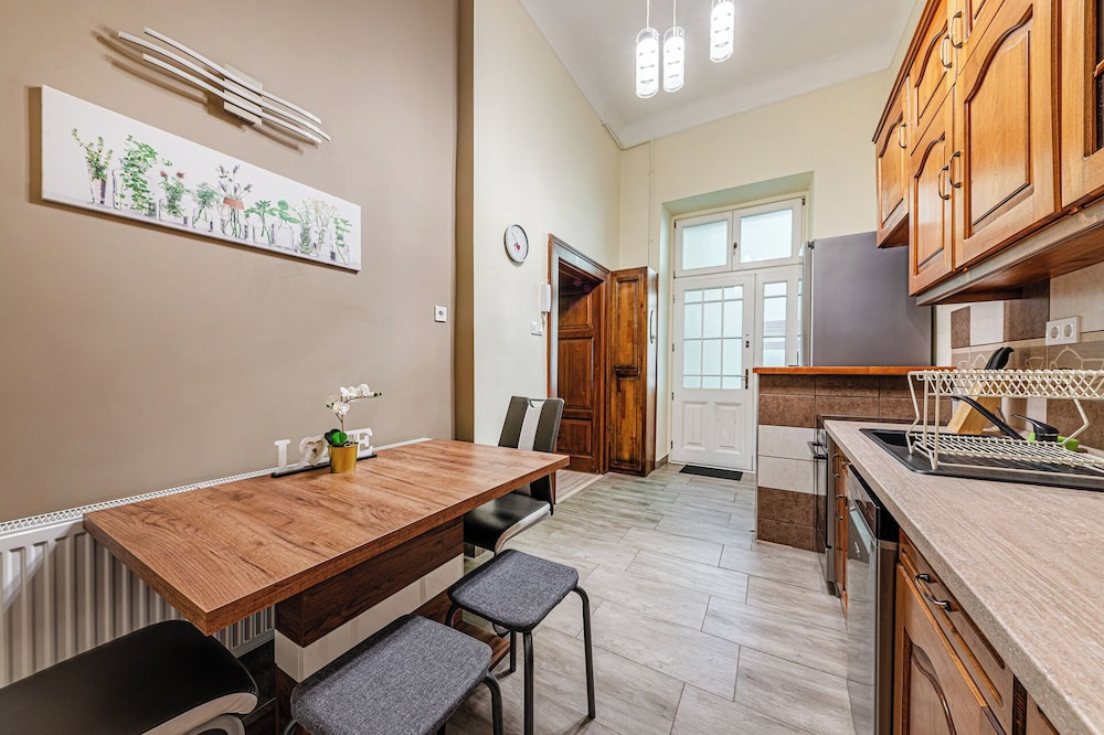 Krisztina Residence –Cozy Family Gem By Castle