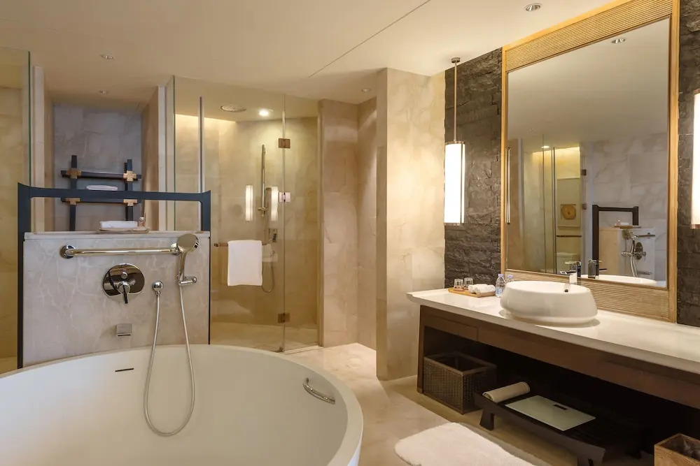 Crowne Plaza Hailing Island