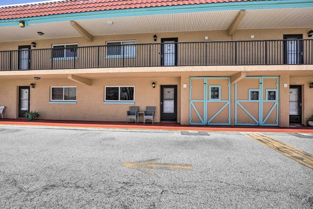 Walk to Crescent Beach: Condo w/ Pool Access