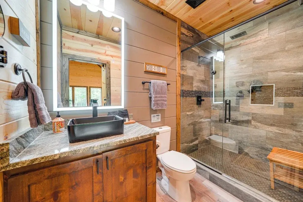Broken Bow Cabin Near Choctaw Casino: Hot Tub!