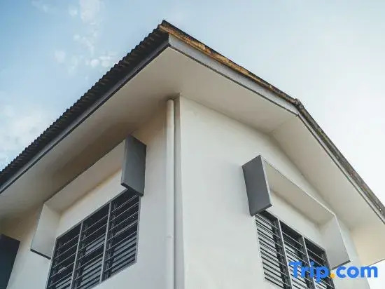 Batu Pahat Sri Jaya Villa 4BR 18pax w Pool table by Our Stay