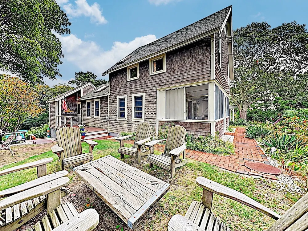 Hilltop Beach Getaway, Stunning Bay Views 3 Bedroom Home