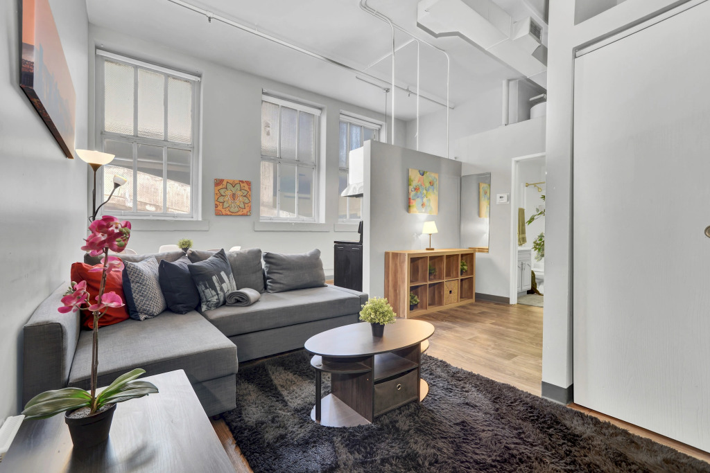 Comfortable 1BR Apt in historic Downtown building