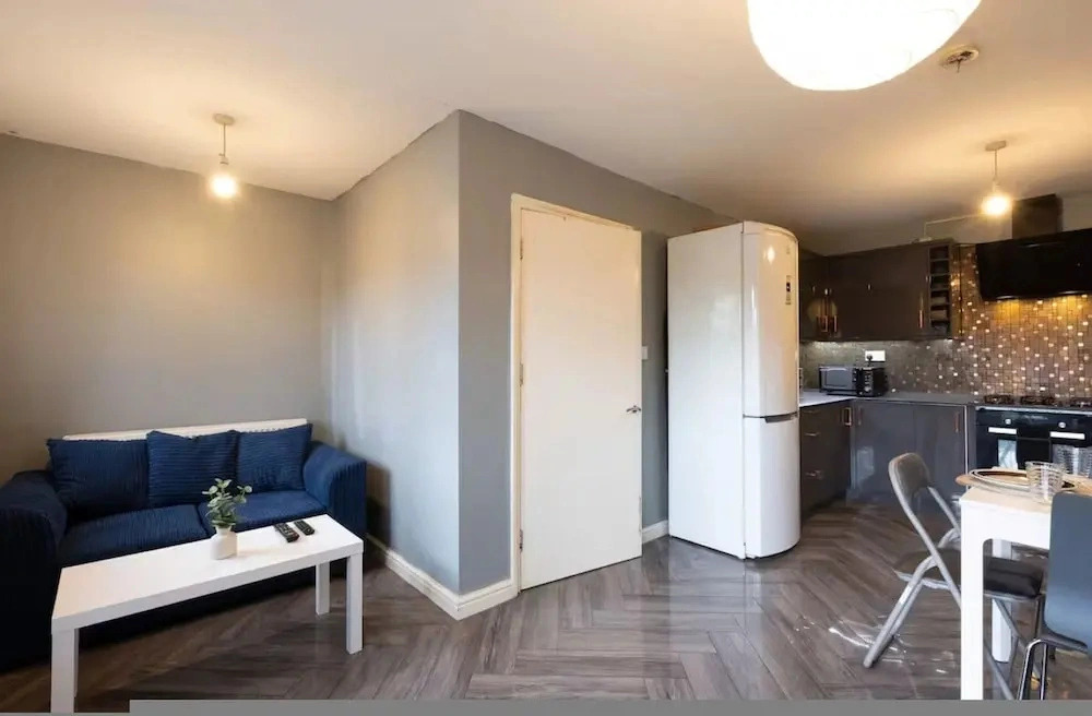 Grand 5BR Retreat in Beeston Sleeps 12