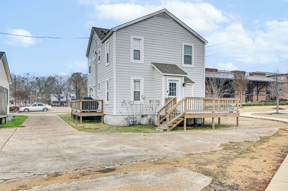 Charming Abode ~ 2 Mi to Mississippi State Campus!