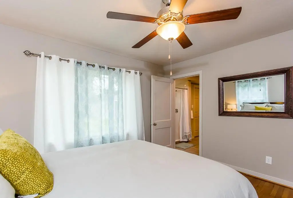 The Blue Door Bungalow - Luxury Home Downtown Houston