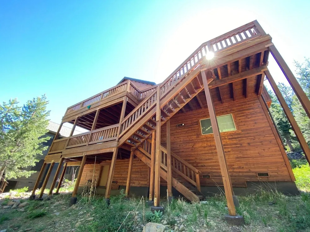 Hillside Mountain Creek Haven 4 Bedroom Home