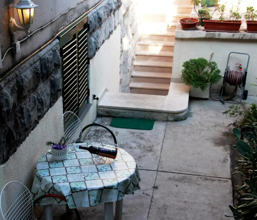 Guest house with garden - Zuvan