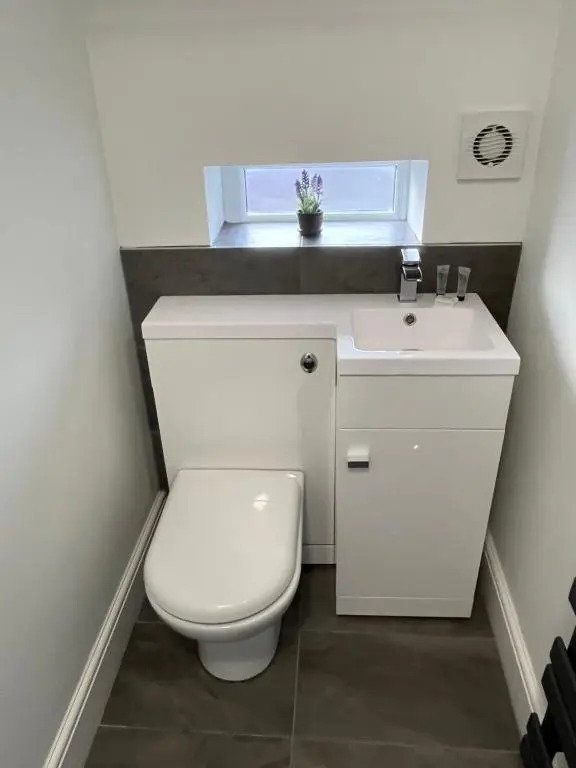 Entire spacious 4 bedroom apartment in Bournemouth
