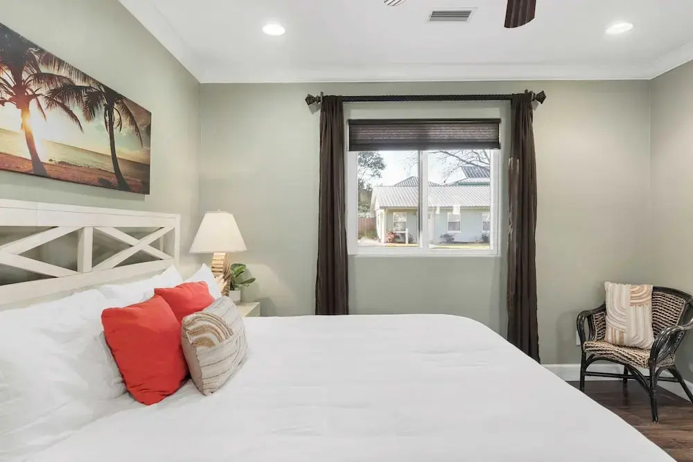 Pelican Retreat by Avantstay 5 Mins TO Beach Pet Friendly w/ Pool & Bbq!