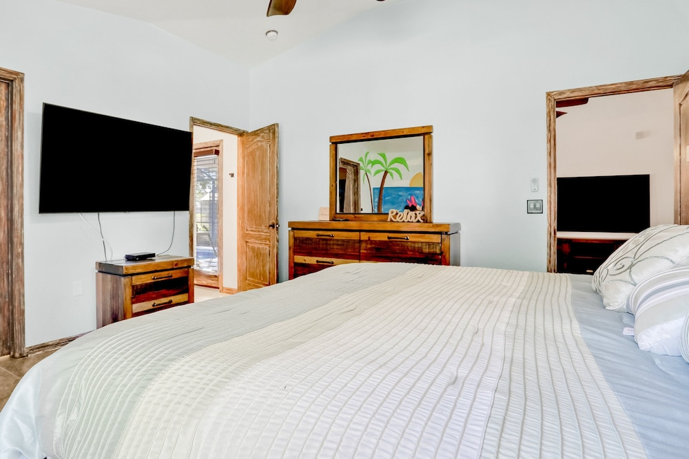 Peaceful Home With an Enclosed Patio, Pool, Grill, Washer/dryer, & AC