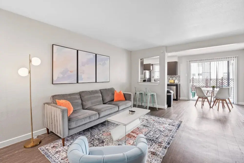 Spacious and Fun King Bed 2BR w Pool 5 Min to DT