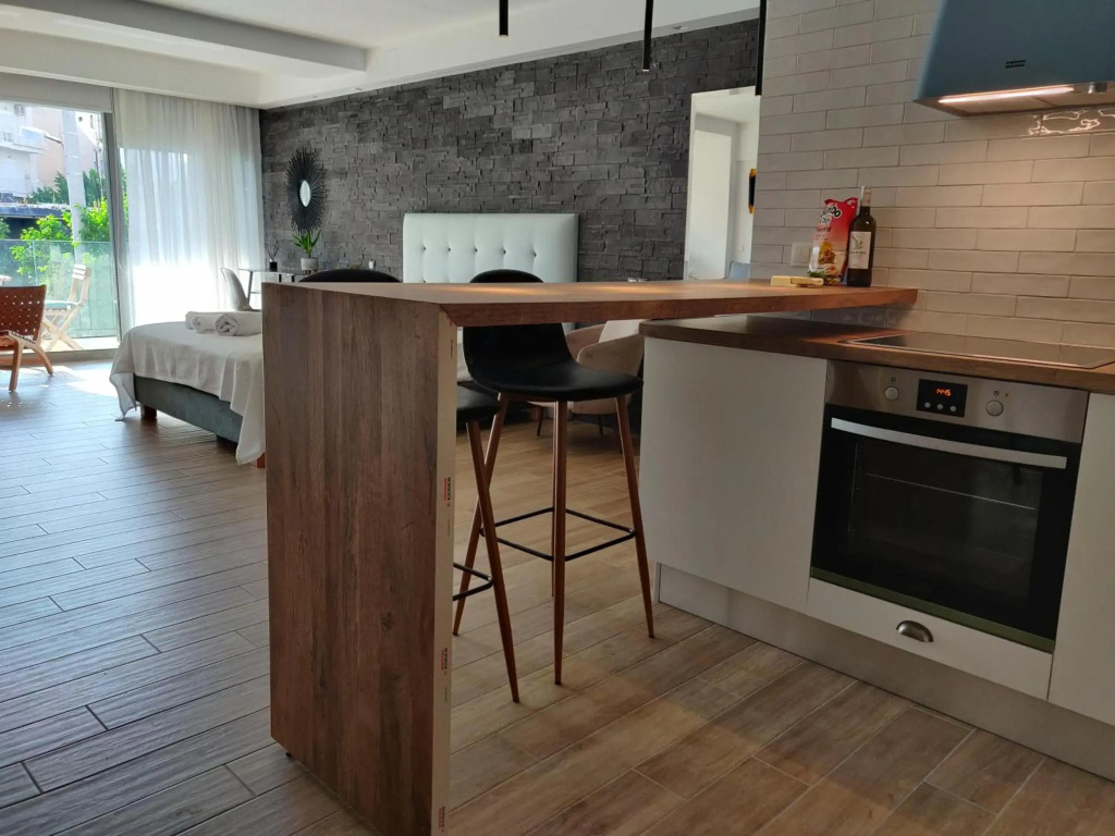 Sunny new lovely apartment 60 meters from the metro