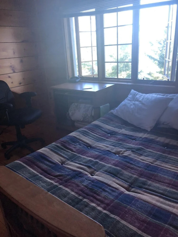 Blueberry Point A Classic Lake Joseph family cottage on a 900 ft peninsula