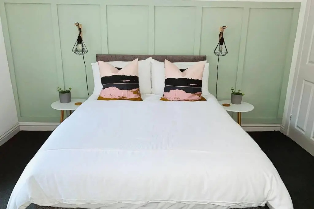 The Nook - A stylish apartment with garden, near the beach