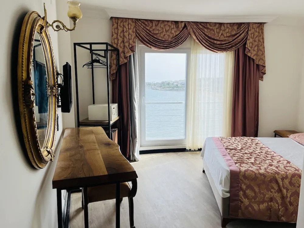 Roxo Beach Hotel