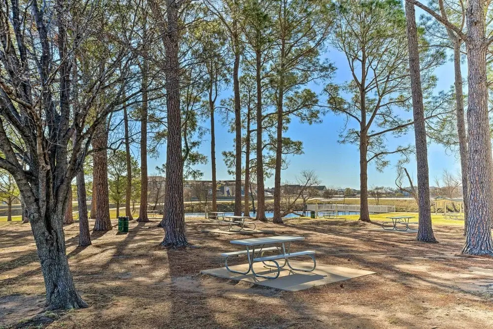 Lakefront Cabin + Guest House Near Granbury Square