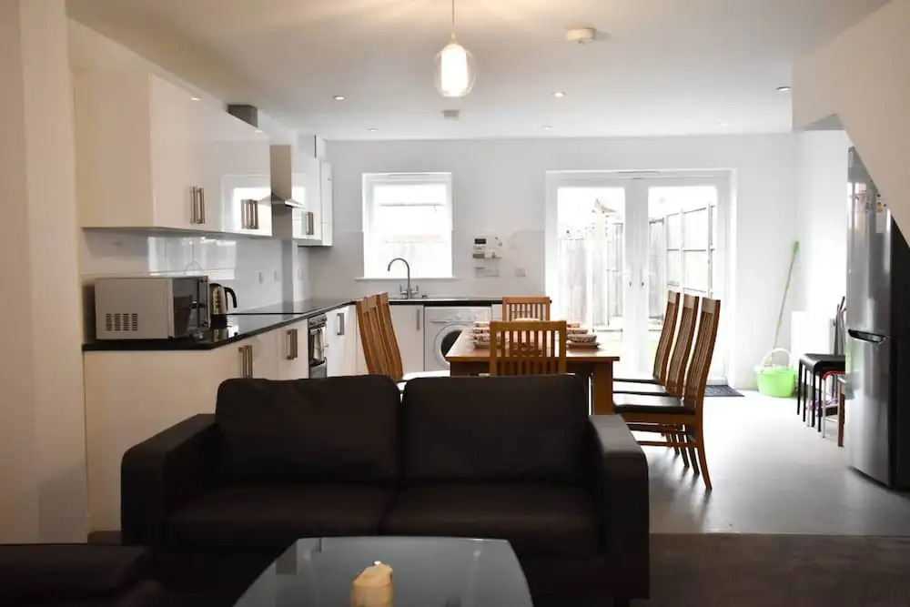 Modern Open Plan 5 Bedroom Home With Garden